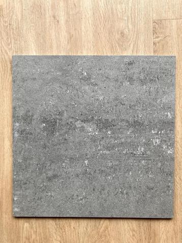 Gratis: 4 grijze vloertegels 44 x 44 cm x 8 mm beschikbaar voor biedingen