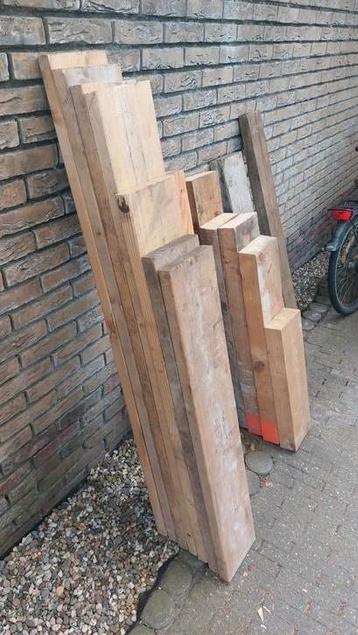 In totaal zo'n 20m dikke balken te koop tot ca. 1m40 lang beschikbaar voor biedingen