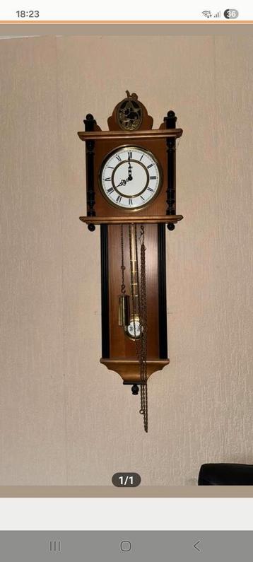Antieke Wandklok met Slinger beschikbaar voor biedingen