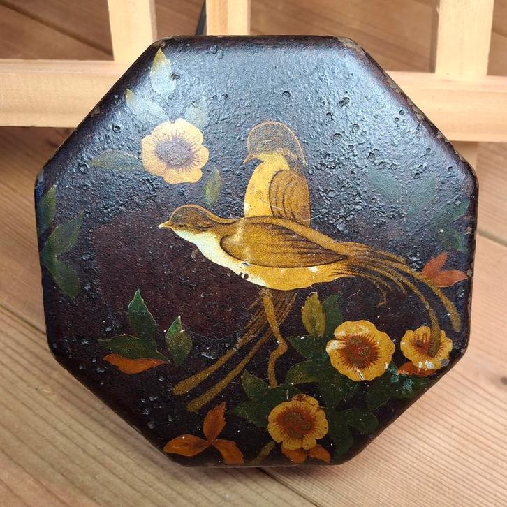 Zeldzaam Antiek blikje, blik op pootjes. Vogels en bloemen, Verzamelen, Blikken, Gebruikt, Overige, Ophalen of Verzenden