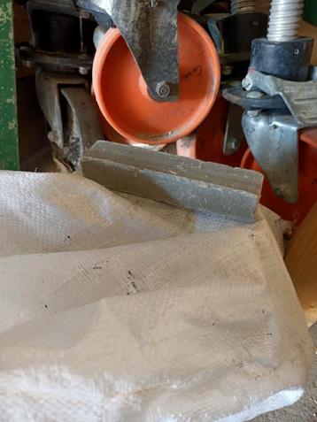 Beton afstandhouders, hunebedjes en netten beschikbaar voor biedingen