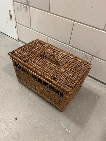 Vintage retro rieten mand opberger met deksel beschikbaar voor biedingen