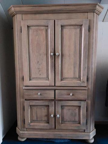  white wash kast.   beschikbaar voor biedingen