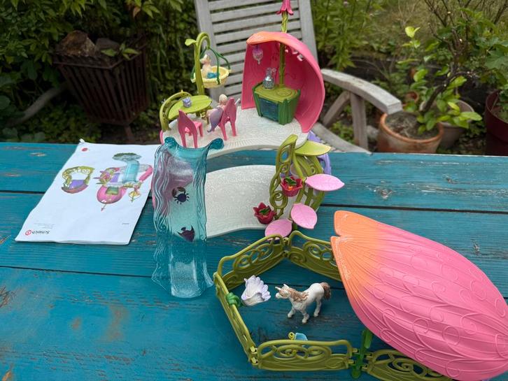 Schleich Bayala Glinsterend bloemenhuis met toebehoren 42445, Kinderen en Baby's, Speelgoed | Actiefiguren, Zo goed als nieuw
