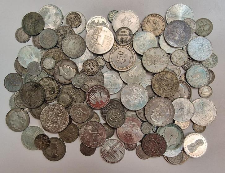 Wereld - Lot 1 kilogram zilveren wereldmunten vanaf 1897, Postzegels en Munten, Munten | Europa | Niet-Euromunten, Setje, Overige landen
