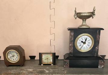 3 bijzondere kleine wekker klokjes met wat werk beschikbaar voor biedingen