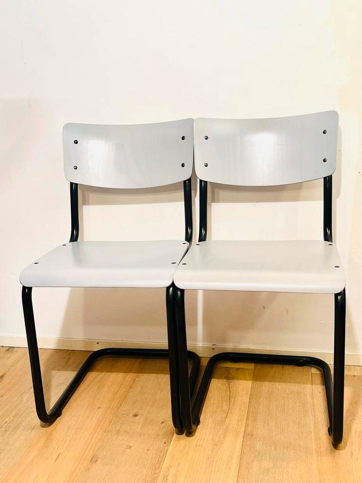 Set van 2 grijze stoelen met zwart frame, Huis en Inrichting, Stoelen, Gebruikt, Twee, Metaal, Grijs, Ophalen of Verzenden