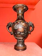 Grote antieke Japanse Bronzen vaas met reliëf decor, Antiek en Kunst, Antiek | Vazen, Ophalen