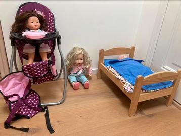 Set poppen met bedje, badje, kinderstoel en kleertjes beschikbaar voor biedingen