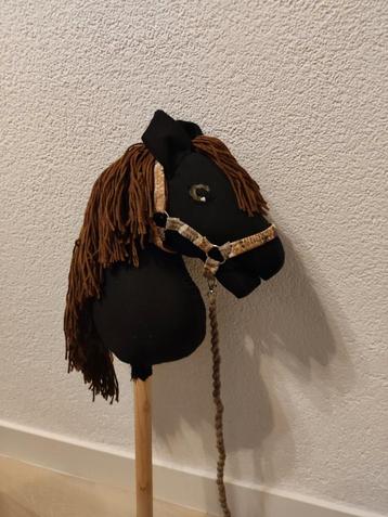 Stokpaard met Halster - Klaar voor Avontuur! beschikbaar voor biedingen