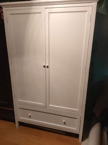 Witte kledingkast, beschikbaar voor biedingen