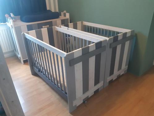 Tweelingbedden+ commode, Kinderen en Baby's, Tweelingen en Meerlingen, Gebruikt, Box, Bedje of Wieg, Ophalen of Verzenden