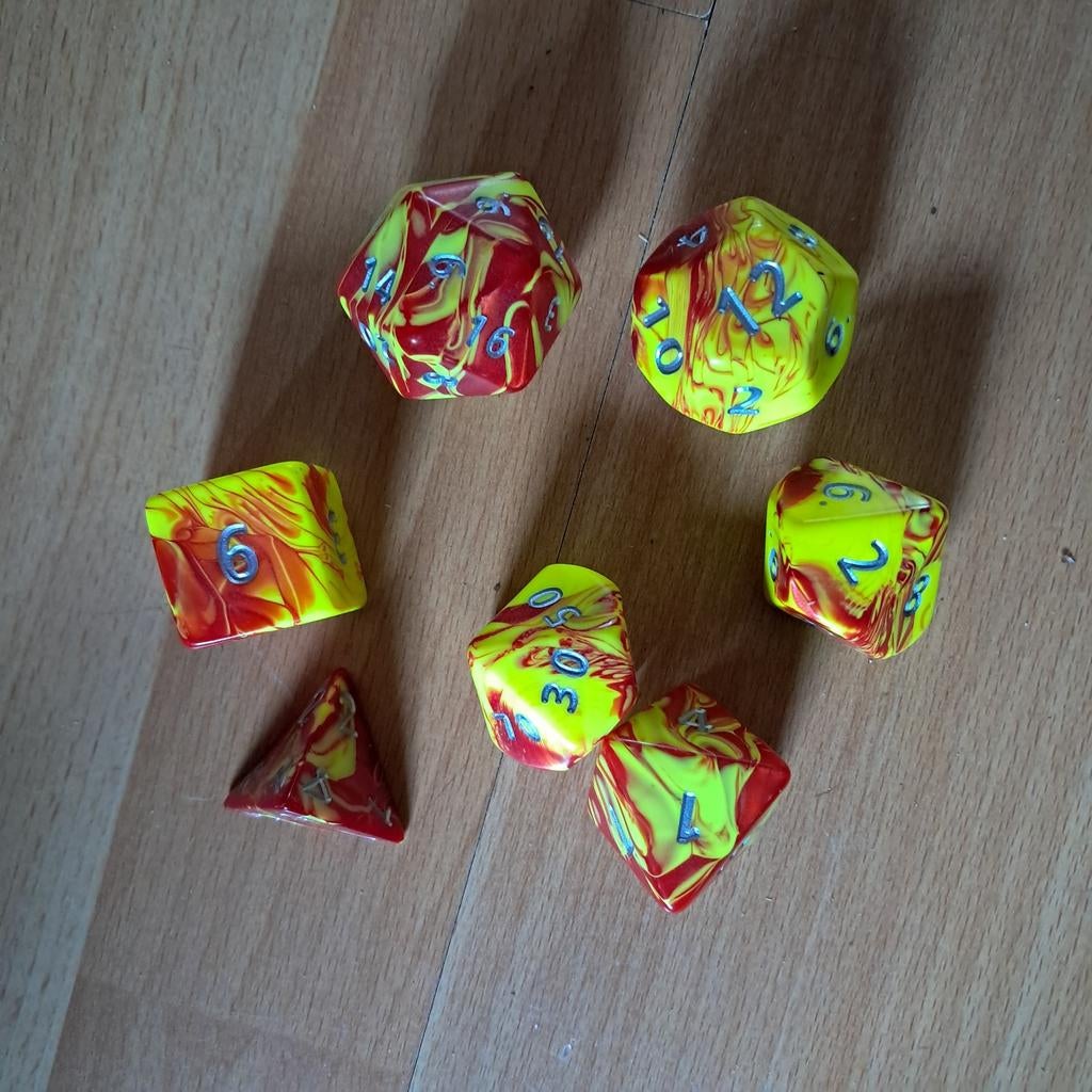 Set van 7 dobbelstenen, Hobby en Vrije tijd, Wargaming, Met verf, Gebruikt, Figuurtje(s), Overige soorten