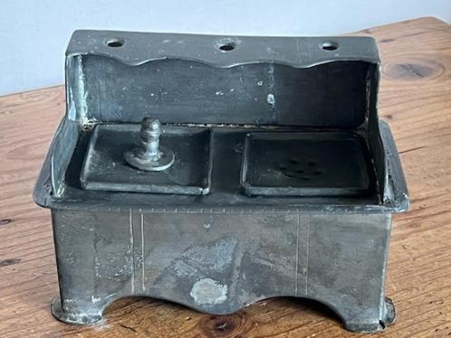 INKTSTEL ; ANTIEKE INKTPOT MET DEKSEL, ZANDSTROOIER, Antiek en Kunst, Antiek | Tin, Verzenden