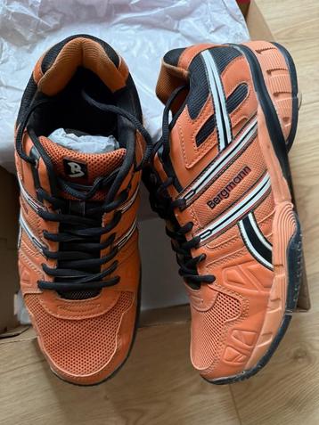 Sportieve tennisschoenen (maat 42-43) beschikbaar voor biedingen