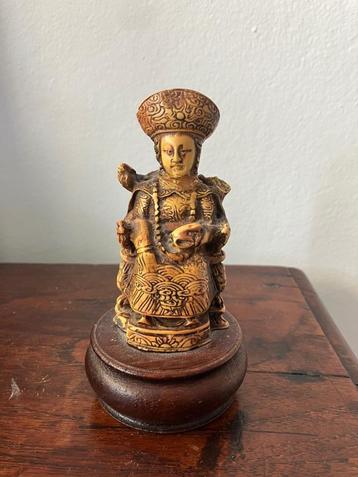 Vintage Chinees beeldje hars op houten sokkeltje beschikbaar voor biedingen