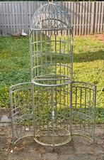 Brocante rond stalen wijnrek met deuren. 168x48cm., Ophalen