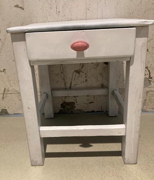 Brocante / Vierkant krukje - bijzettafeltje - nachtkastje, Huis en Inrichting, Woonaccessoires | Overige, Gebruikt, Ophalen of Verzenden