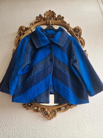 Krines Berlin mix wol blauw tinten kort jasje met knopen beschikbaar voor biedingen
