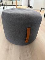 Grijze poef van 100% wol, Coninx nagenoeg nieuw, Huis en Inrichting, Banken | Voetenbanken en Poefen, Ophalen, Minder dan 50 cm