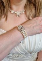 Elegante bruidsarmband met parels & strass-roos, Kleding | Dames, Trouwkleding en Trouwaccessoires, Ophalen of Verzenden, Zo goed als nieuw