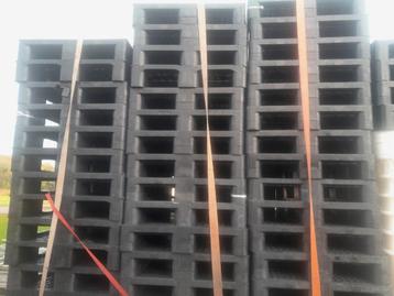Kunstof pallet 80x120 gebruikt beschikbaar voor biedingen