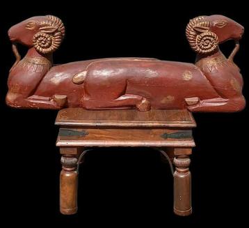 Northern Thai Double Ram Painted Sculpture houten ornament beschikbaar voor biedingen