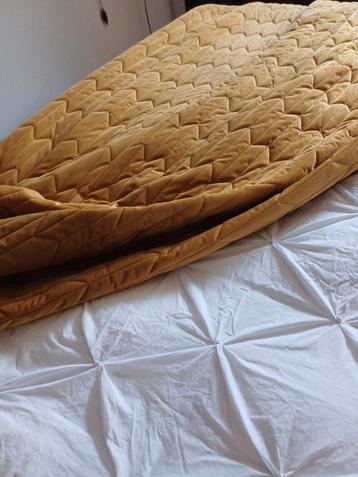 Sprei in goudgeel velour, ,,nieuw,,! 230/250. beschikbaar voor biedingen