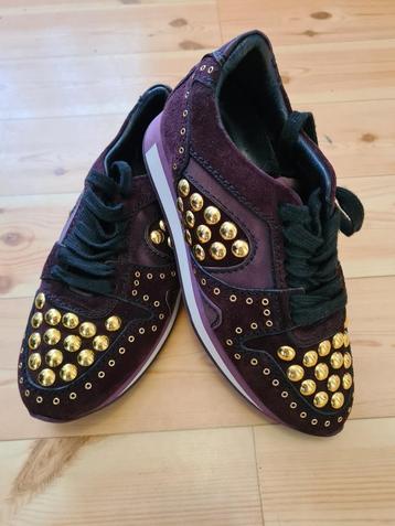 Burberry suède en satijnen lage sneakers met gouden studs.36