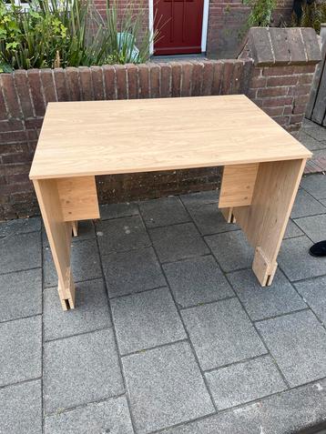Leuk, licht houten bureautje beschikbaar voor biedingen