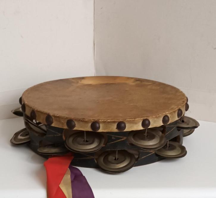 Antieke tambourijn gemaakt van hout en geitenvel, Muziek en Instrumenten, Percussie, Gebruikt, Melodische percussie, Verzenden