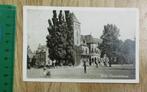 ansichtkaart zwartwit Gemeentehuis Zeist mensen fiets 1953, Ophalen of Verzenden, 1940 tot 1960, Gelopen, Utrecht