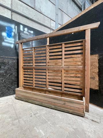 Bloembak met trellis beschikbaar voor biedingen