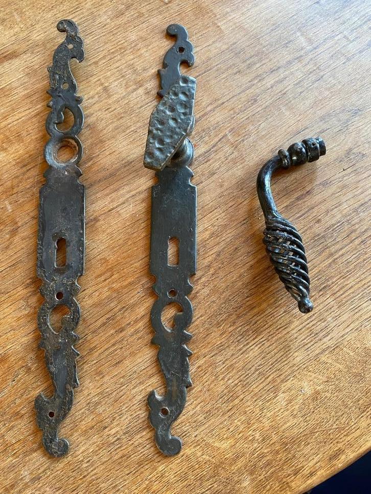 Oude zwarte stalen deurplaat 33cm ZG staat, Antiek en Kunst, Curiosa en Brocante, Verzenden