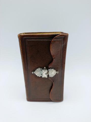 Bijbel met zilveren knipslot, 1884 beschikbaar voor biedingen
