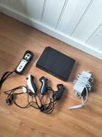 Wii + 4 controllers en snoeren, Spelcomputers en Games, Spelcomputers | Nintendo Wii, Ophalen, Zo goed als nieuw, Met 2 controllers