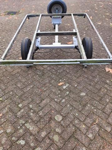 Plateau wagen chassis beschikbaar voor biedingen