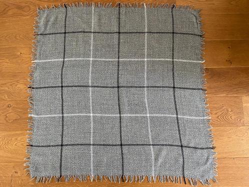 Mooie grijze sjaal 100 x 100 cm, Kleding | Dames, Mutsen, Sjaals en Handschoenen, Zo goed als nieuw, Sjaal, Ophalen of Verzenden