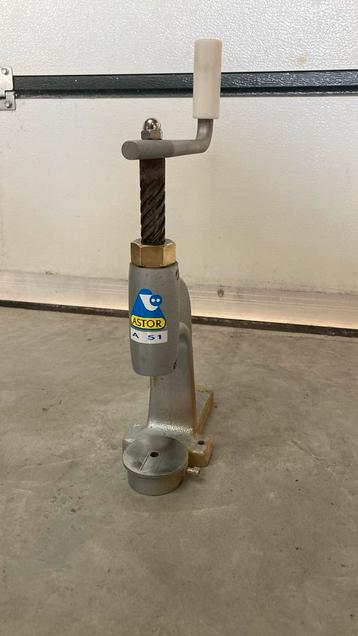 Astor A51 knopen pers machine beschikbaar voor biedingen