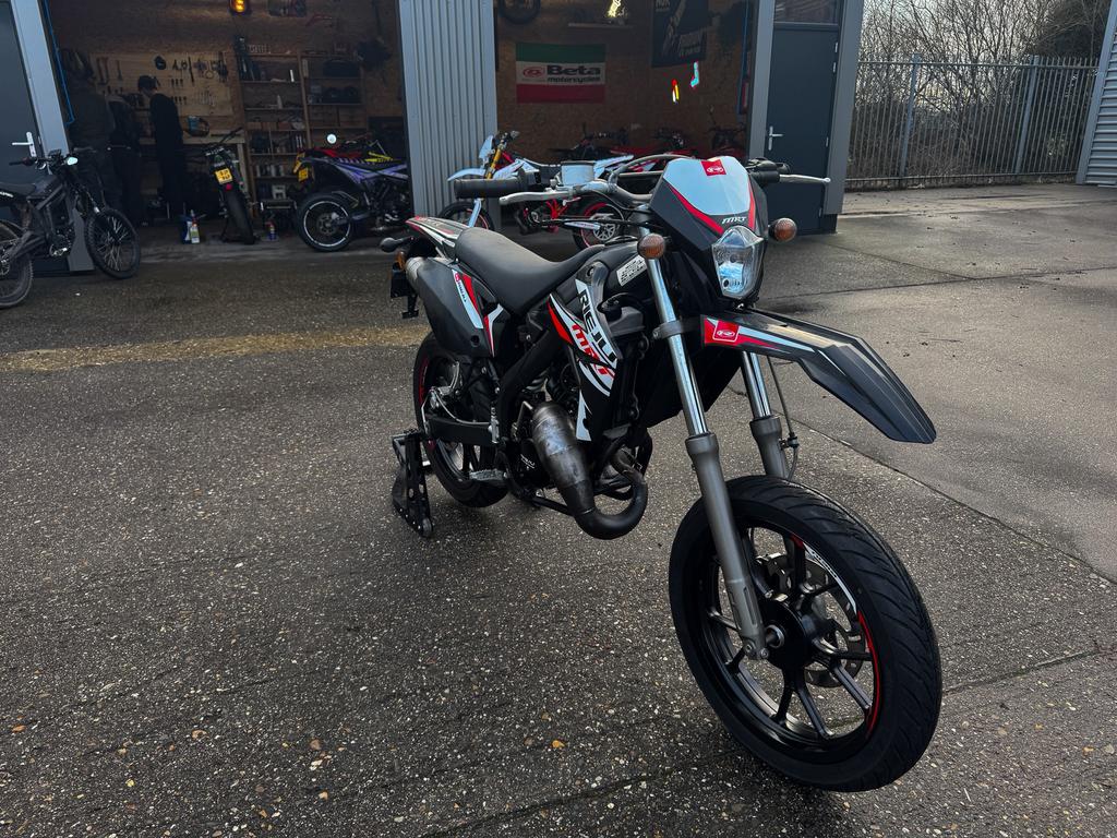 Rieju MRT 50 in Nieuwstaat!, Fietsen en Brommers, Ophalen, 6 versnellingen, Maximaal 45 km/u, Zo goed als nieuw