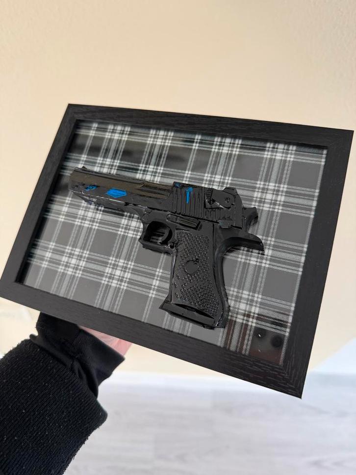 Epoxy nep Pistool in Lijst - Gebroken Glas Kunst, Huis en Inrichting, Woonaccessoires | Wanddecoraties, Nieuw, Ophalen of Verzenden
