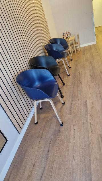 Kuipstoelen 4: blauw (3) & zwart (1) beschikbaar voor biedingen