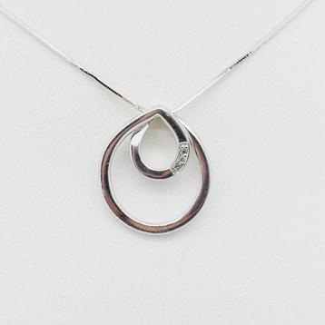Zilveren hanger met diamant aan collier beschikbaar voor biedingen