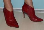 Donkerrode enkellaarsjes met naaldhak 9 cm maat 40, merk gr, Kleding | Dames, Schoenen, Pumps, Verzenden, Zo goed als nieuw, Graceland