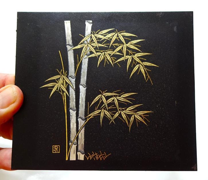 Japans plaquette: handgeschilderd bamboe, goud. Gesigneerd, Antiek en Kunst, Curiosa en Brocante, Ophalen of Verzenden