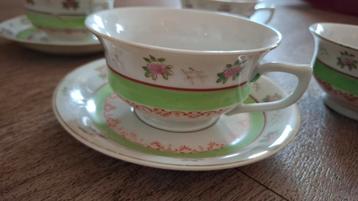 4 Vintage Theekoppen en Schotels beschikbaar voor biedingen