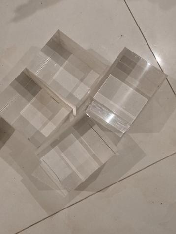 4 dikke zwaar  plexiglas  blokken.  12cm breed/10 cm hoog beschikbaar voor biedingen