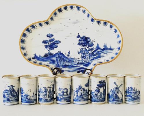 Uniek dienblad en 8 water bekers ( Delfts Blauw) geschilderd, Antiek en Kunst, Antiek | Keramiek en Aardewerk, Ophalen of Verzenden