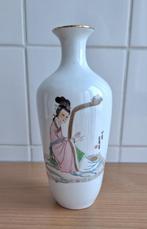Chinese Vaas, Chinees Vaasje met Vrouw en Harp, Overige kleuren, Aardewerk of Porselein, Ophalen of Verzenden, Zo goed als nieuw