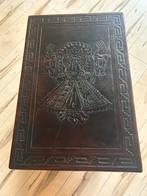 Vintage bijzettafel met gegraveerd leer, Huis en Inrichting, Tafels | Bijzettafels, Ophalen of Verzenden, Gebruikt, Rechthoekig